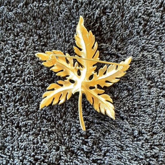 Vintage Trifari Gold Tone Leaf Brooch - Picture 2 of 4